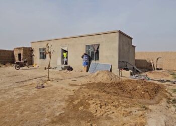 هلمند کې جګړه ځپلو کورنیو ته کورونه جوړیږي