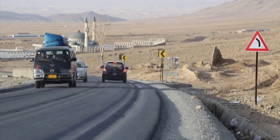 د ګردېزـ خوست پر لویه لار ټرافیکي نښې او لارښوونې نصب شوې