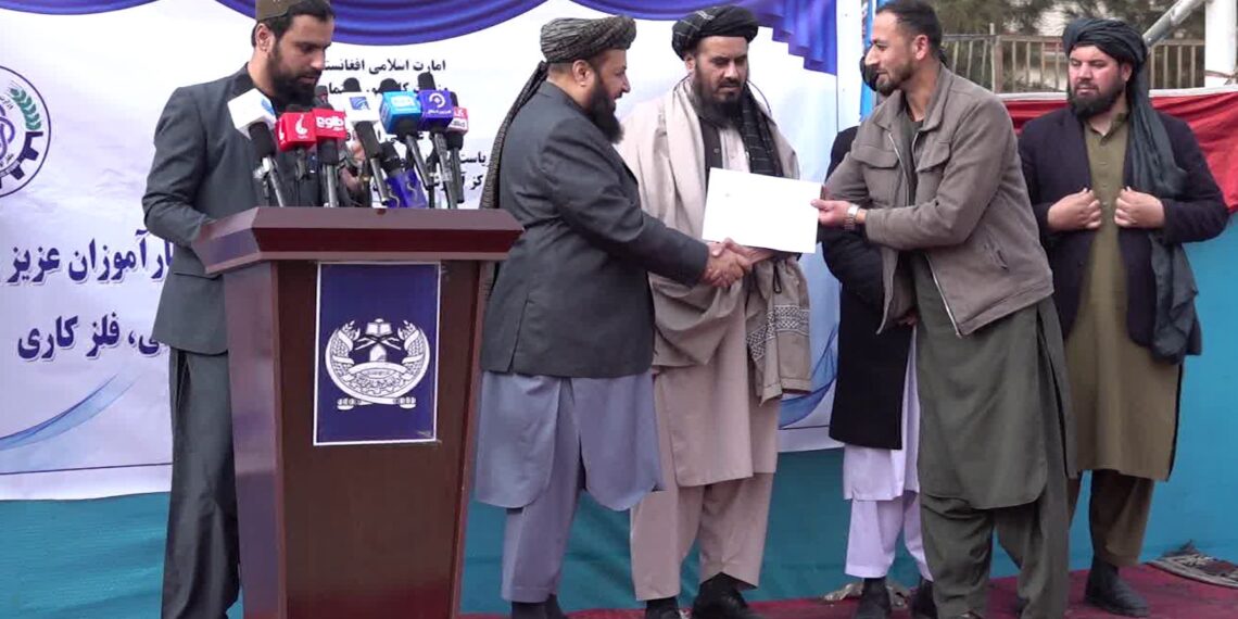 د کار او ټولنیزو چارو وزارت د بې روزګارۍ کمولو ډاډ ورکوي