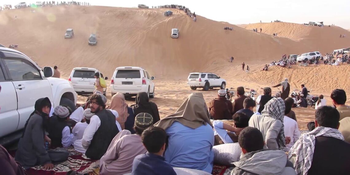 د کندهار ډنډ ولسوالۍ رېګستان، د موټر ځغلولو په ژمني مېله ځای بدل شوی