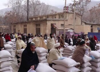 کرنې وزارت راستنو شویو کډوالو ته د نغدي او خوراکي مرستو وېش پیل کړ