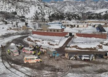 د پاکستان دفاع وزیر: تېرا کې پوځي عملیات نه شته، خلک واورو بېځایه کړي