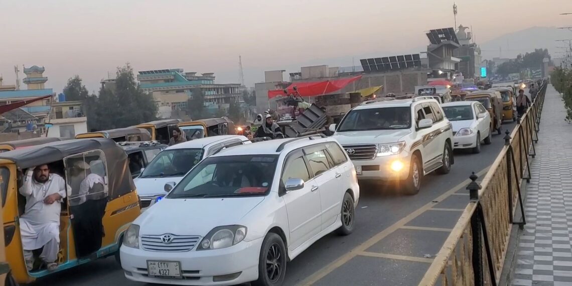 د ننګرهار له ګڼه ګوڼې شکایت؛ ښاریان له بهسودو پله ترعبدالخېلو د سړک پراختیا غواړي