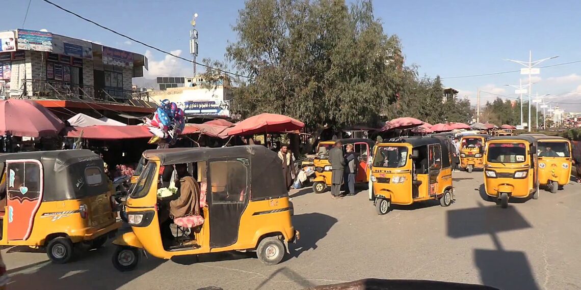 له جلال اباد وروسته مهترلام ښار کې هم د رېکشو پر تګ راتګ بندیز ولګېد