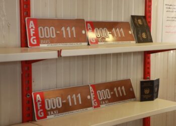 هرات کې موټرو ته د نړیوالو نمبرپلېټونو وېش پیل شو