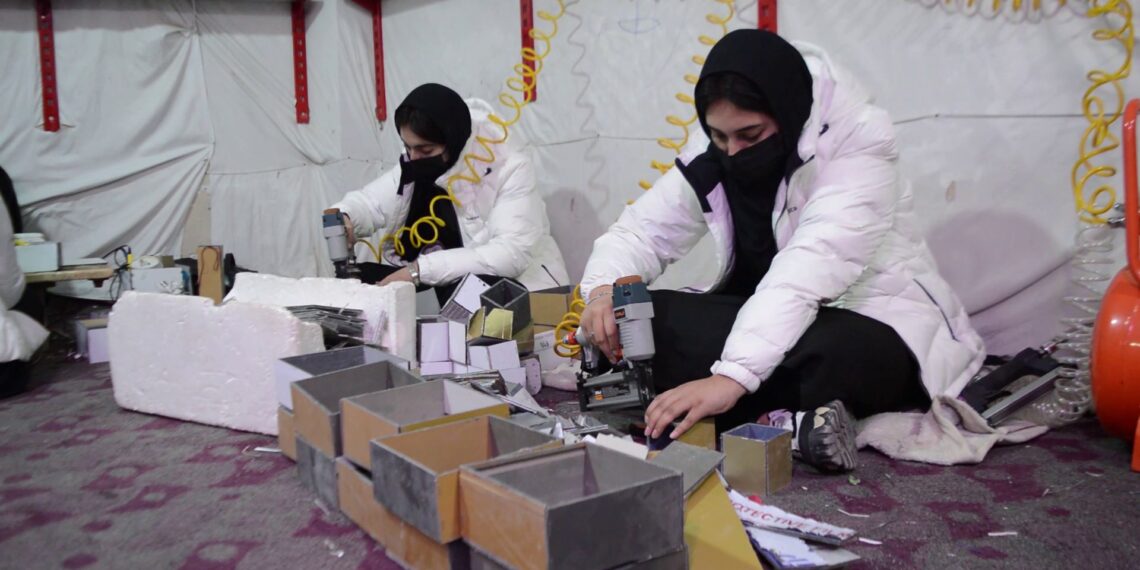 د هرات په صنعت کې د ښځمنو ونډه: د ښځو یو کارځای هره ورځ ۲۰۰ څراغونه تولیدوي