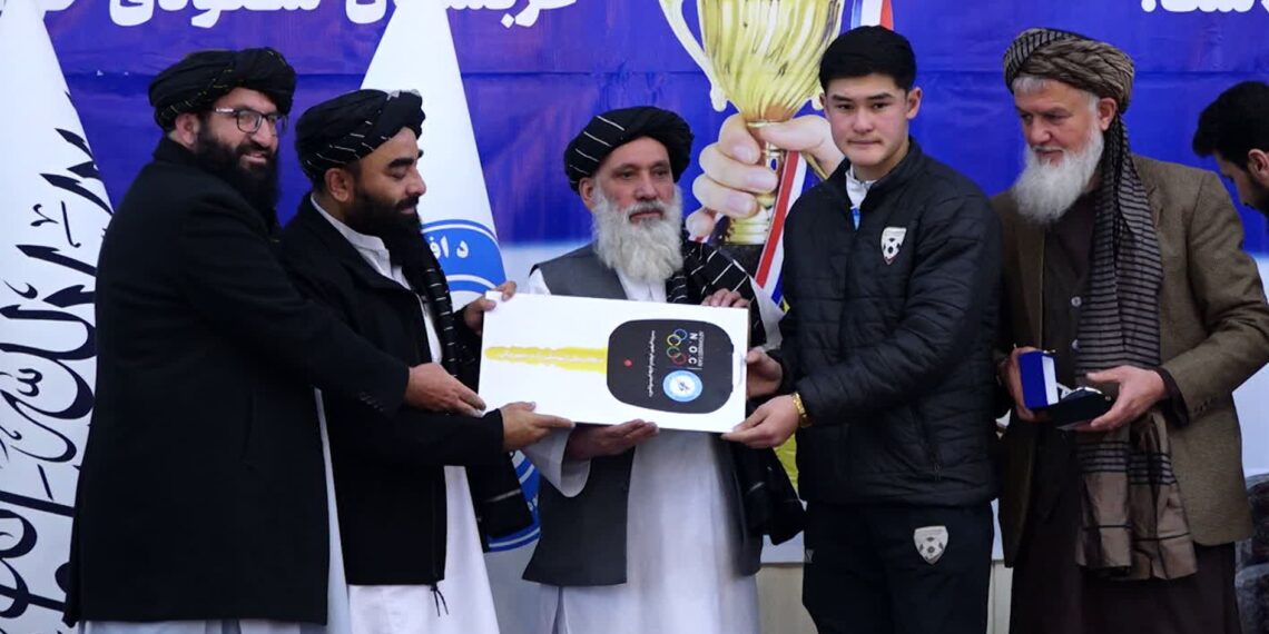 د ریاست الوزرا مقام مډال راوړونکي لوبغاړي په جایزو ونازول