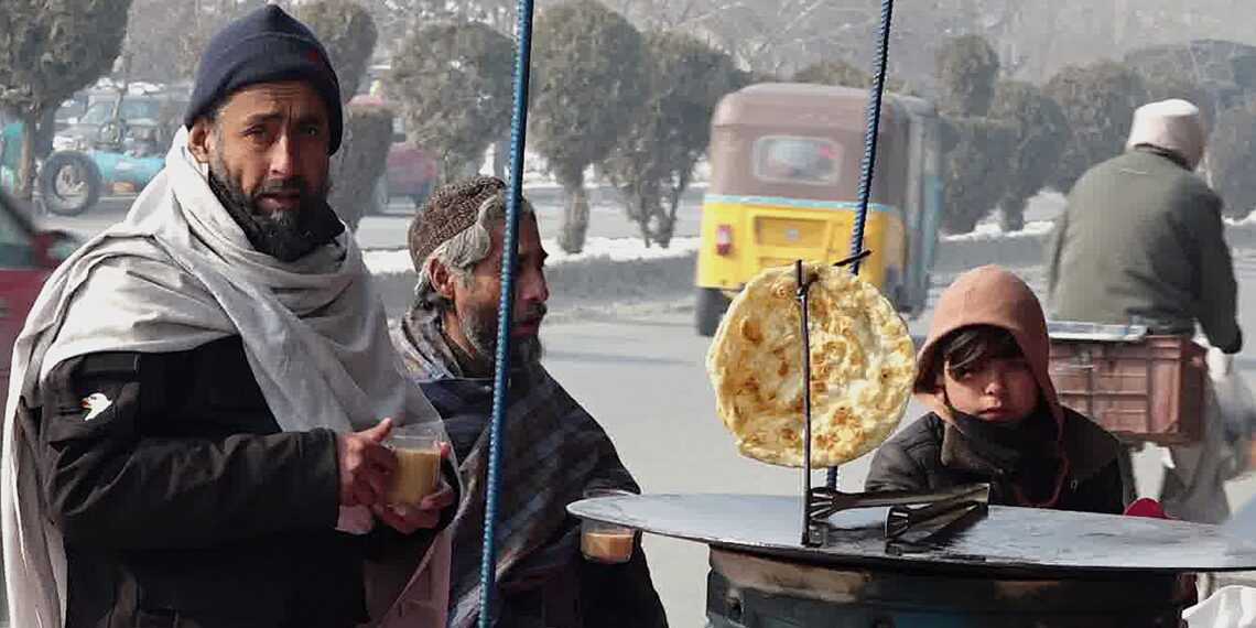 هوا سړه، خو د کابل پر سړکونو د ګرمو خواړو بازار تود شوی