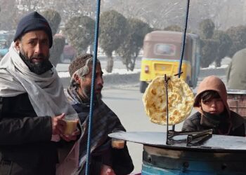 هوا سړه، خو د کابل پر سړکونو د ګرمو خواړو بازار تود شوی