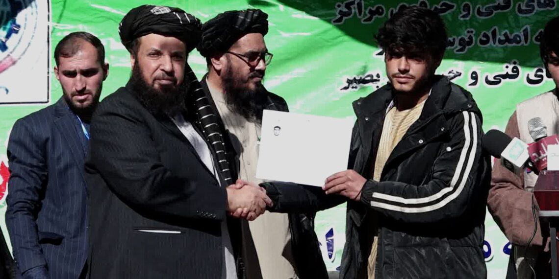 کابل کې سلګونه کسان له فني او حرفوي زده کړو فارغ شول