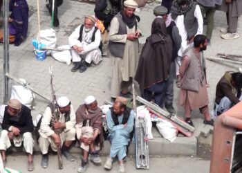 حکومت: روان کال ۸۲ زره افغان او بهرنیو وګړو ته د کار جوازونه ورکړل شوي