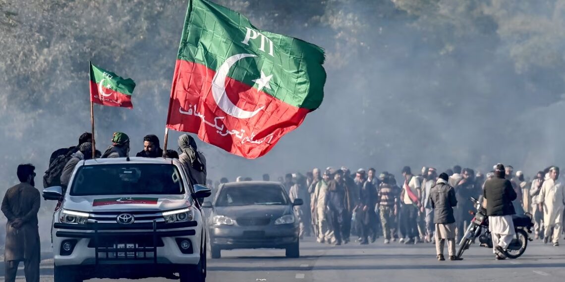 تحریک انصاف د «ازادي یا مرګ» تر شعار لاندې پراخو لاریونونو ته چمتوالی نیسي