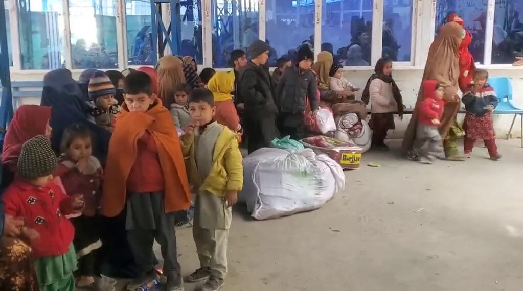 چارواکي: له تورخم لارې هره ورځ سلګونه کورنۍ هېواد ته را ستنېږي