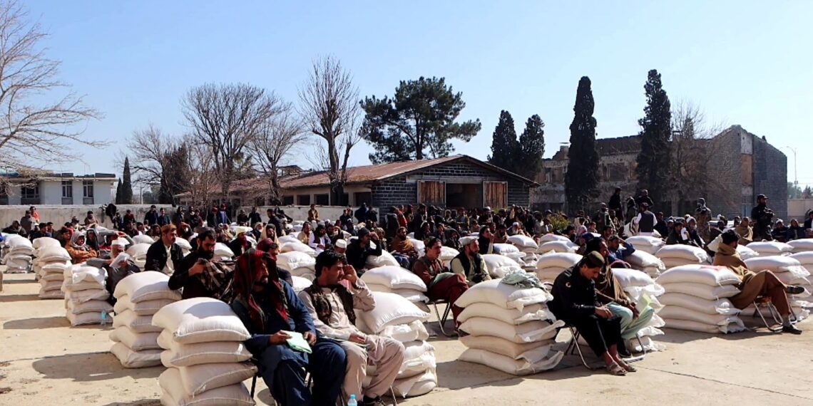 خوست او پکتیا کې سلګونه جبري راستنو شویو کورنیو ته د مرستو وېش پيل شو