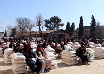 خوست او پکتیا کې سلګونه جبري راستنو شویو کورنیو ته د مرستو وېش پيل شو