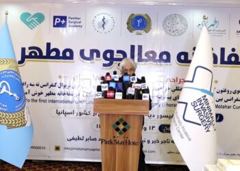 روغتیايي سکټور: د ښځینه ډاکټرانو له کمښت وېره لرو، باید د نجونو پر زده کړو بندیز لرې شي