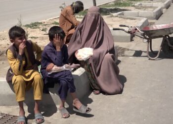 د بشري حقونو څار سازمان افغانستان کې د لوږې زیاتېدو په تړاو خبرداری ورکړی