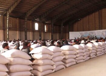 کرنې وزارت هرات کې هم راستنو شویو کورنیو ته د مرستو وېش پيل کړ