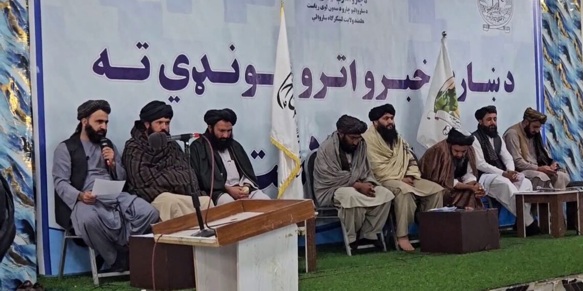 د هلمند دولتي چارواکو ولس ته د خپلو فعالیتونو راپور وړاندې کړ