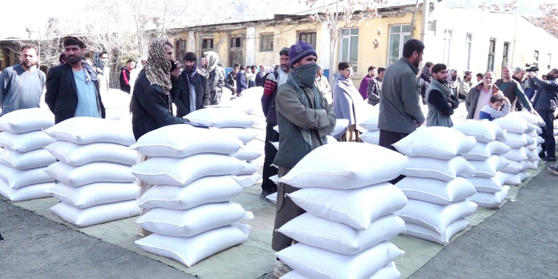 کابل کې راستنو شویو کډوالو ته د خوراکي او نغدي مرستو وېش پیل شو