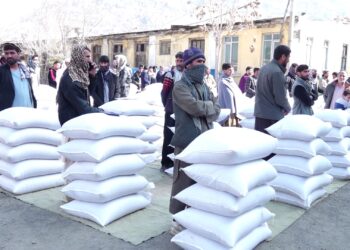 کابل کې راستنو شویو کډوالو ته د خوراکي او نغدي مرستو وېش پیل شو