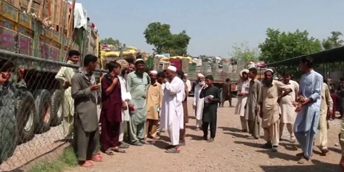 پاکستاني پولیسو صوابۍ کې د افغان کډوالو اړوند کوهاټي کمپ او دوکانونه وتړل