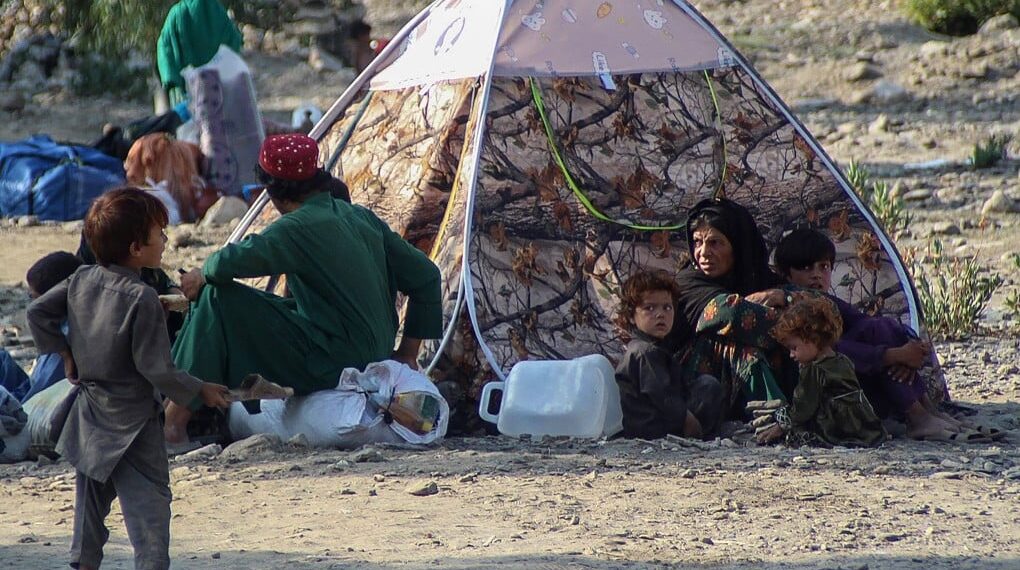 ملګري ملتونه وايي، د افغانستان او پاکستان ترمنځ جګړې د ډیورند فرضي کرښې دواړو خواوو ته زرګونه کورنۍ بې‌ځایه کړې