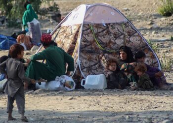 ملګري ملتونه وايي، د افغانستان او پاکستان ترمنځ جګړې د ډیورند فرضي کرښې دواړو خواوو ته زرګونه کورنۍ بېځایه کړې