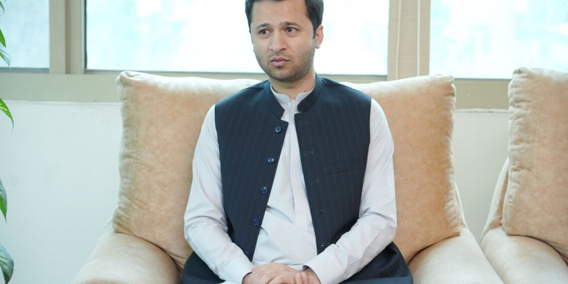 خوشحال خان کاکړ د پاکستان پارلمان ته: افغانستان سره اړيکې بايد د برابرۍ  پر بنسټ وي