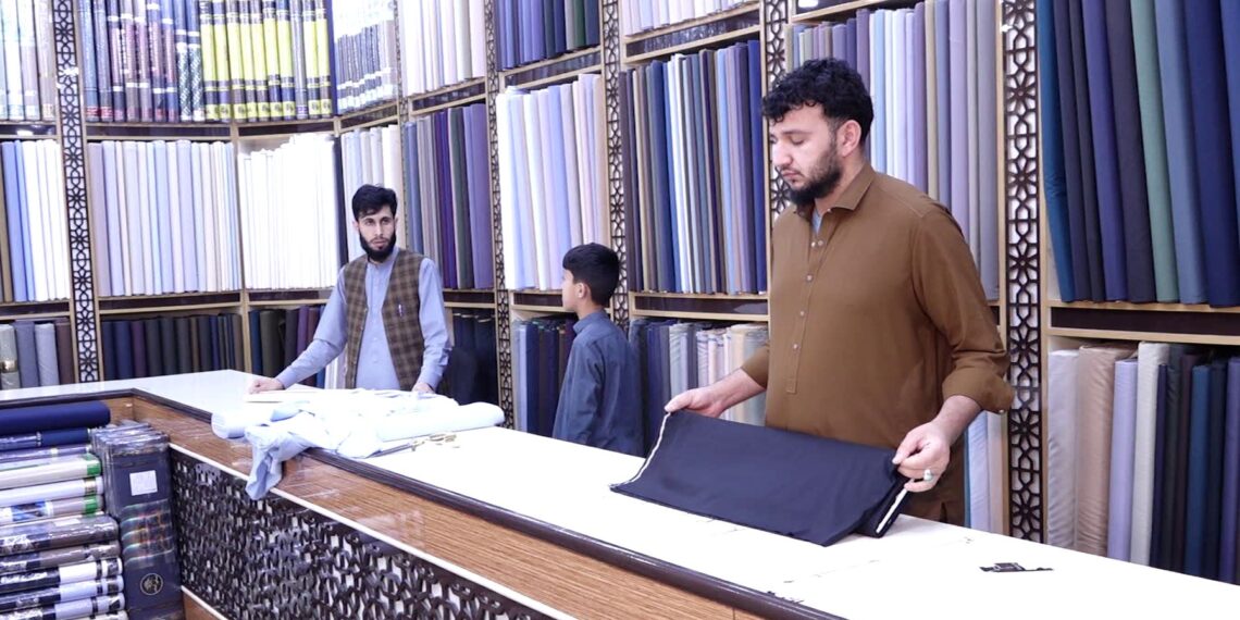 خیاطان او ټوکر پلورونکي وايي، د اختر له نږدې کېدو سره یې کاروبار پڅ روان دی