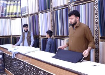 خیاطان او ټوکر پلورونکي وايي، د اختر له نږدې کېدو سره یې کاروبار پڅ روان دی