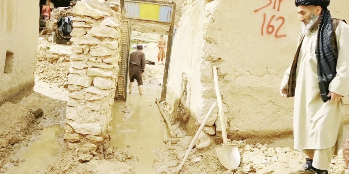 سمنګان کې سېلابونو له ۳ تنو ژوند اخستی او درانه زیانونه یې اړولي