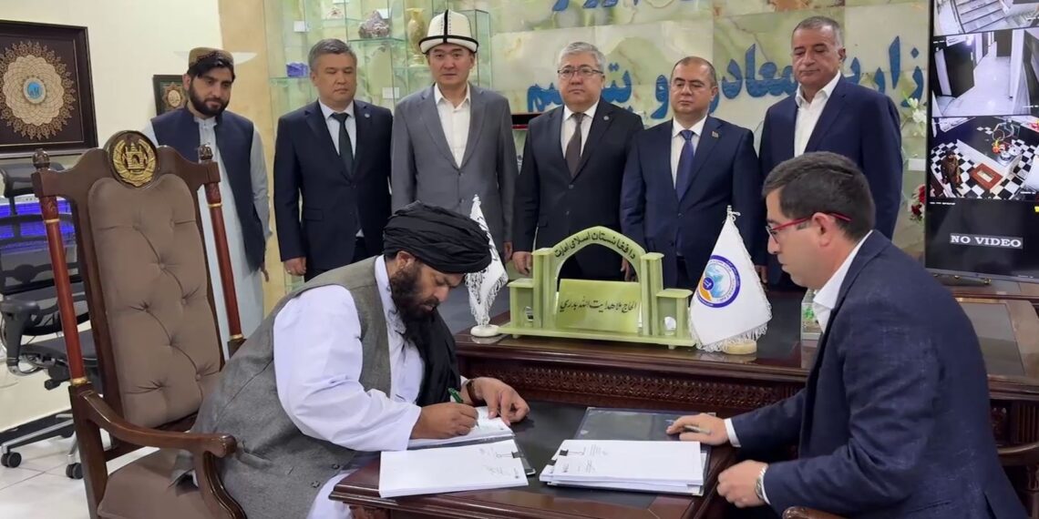 کانونو وزارت کندز کې د سرو زور استخراج تړون لاسلیک کړ