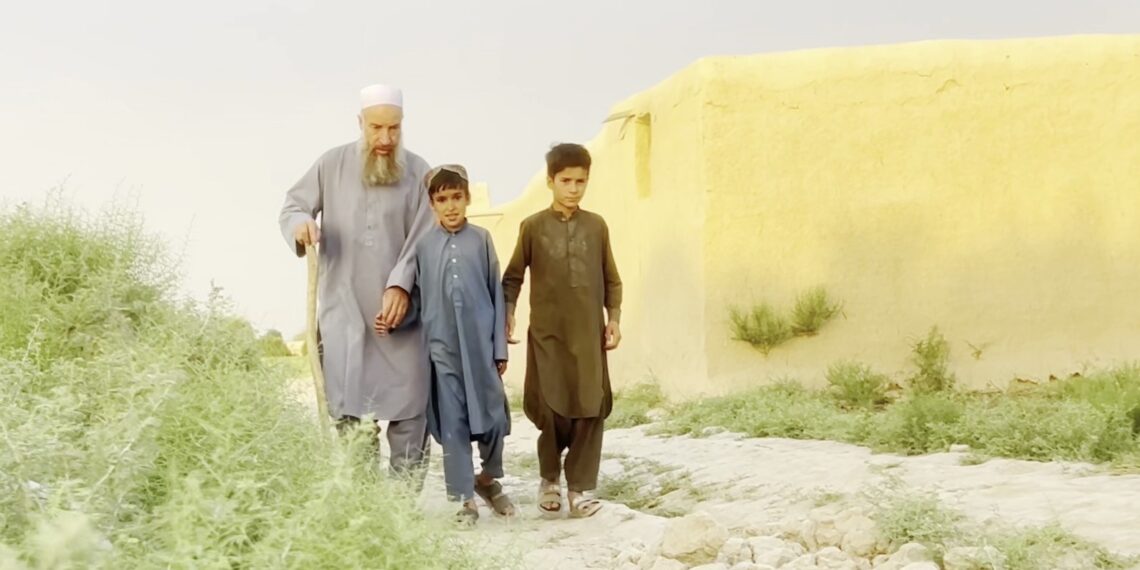 بلخ کې د یوې معلولې کورنۍ غړي د مرستې غوښتنه کوي