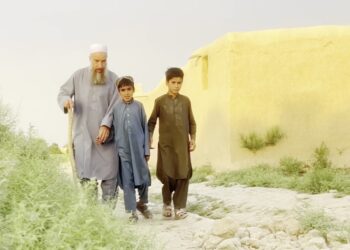بلخ کې د یوې معلولې کورنۍ غړي د مرستې غوښتنه کوي