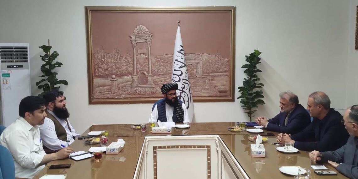 افغان – ایراني چارواکو د دواړو هېوادونو د سوداګریزو اړیکو پر پراختیا خبرې کړې