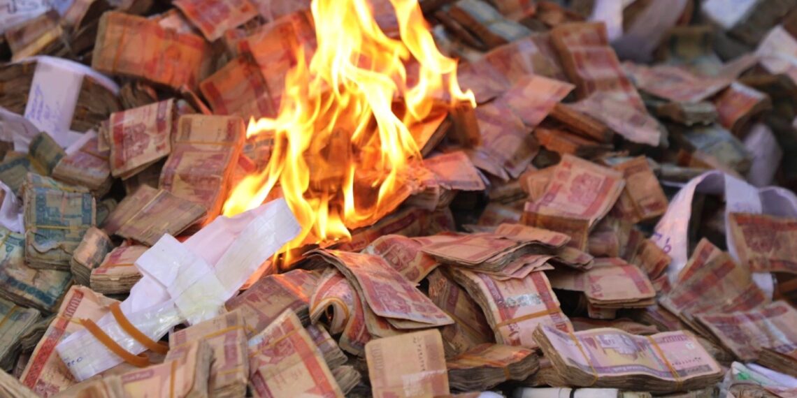 افغانستان بانک: روان کال شاوخوا ۲.۵ میلیارده زاړه بانک نوټونه سوځول شوي