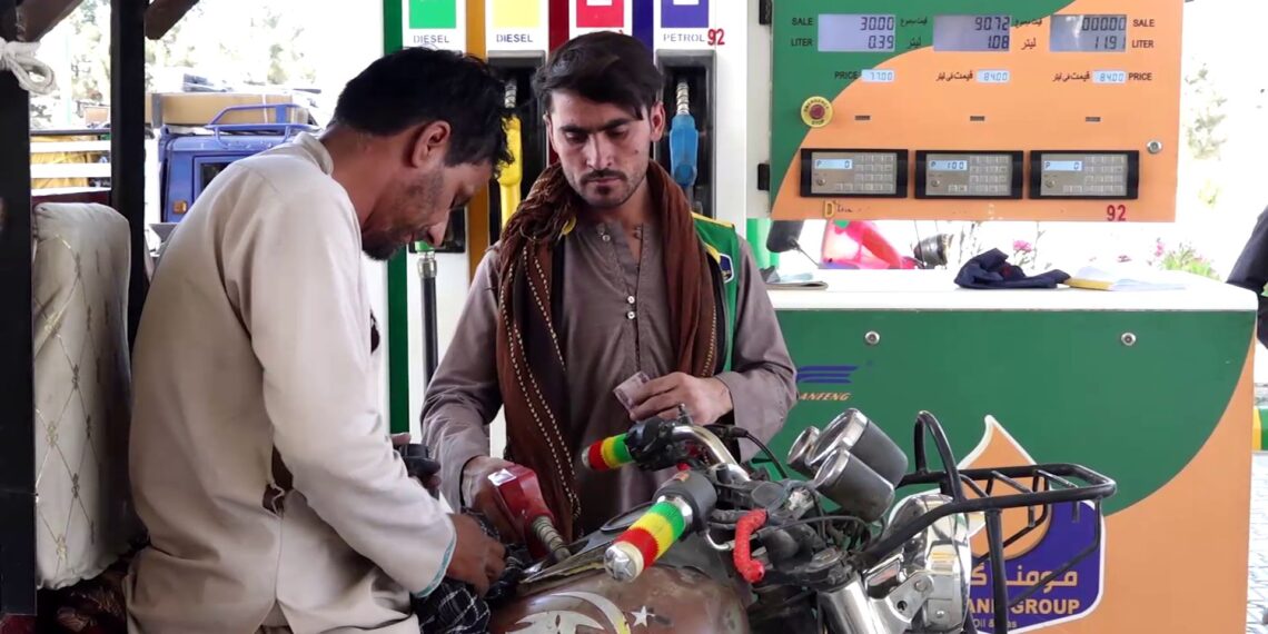 د تېلو بیو له لوړېدو د خلکو شکایتونه؛ حکومت دې د افغانستان خپل تېل را وباسي