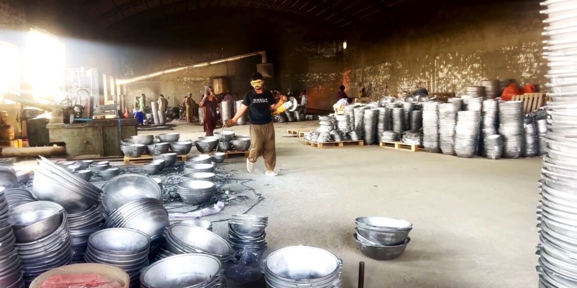 بلخ کې د دېګونو جوړولو یوې بلې کارخونې فعالیت پيل کړ